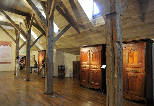 Musée du Donjon, collections ethnographiques, salle sous charpente
