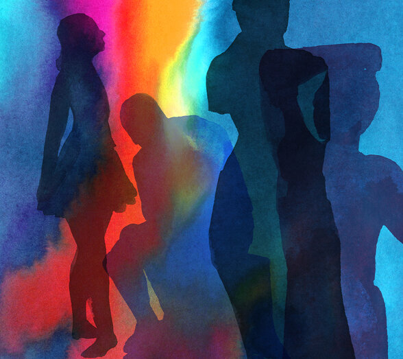 Silhouettes de visiteurs adultes et enfant sur fond aquarelle aux couleurs vives évoquant une déambulation nocturne dans les musées - Agrandir l'image, fenêtre modale