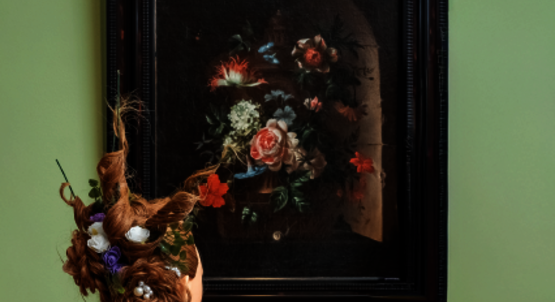 Affiche « Les collections revisitées, un parcours décoiffant » : coiffure florale élaborée devant un tableau de bouquet du musée