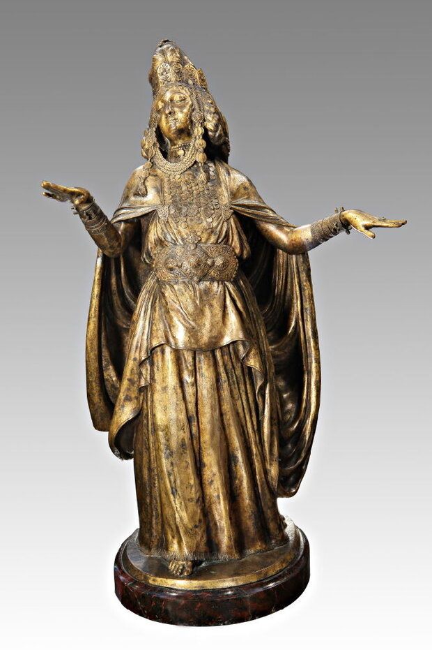 Sculpture en bronze doré d'une danseuse aux bras déployés, drapée de voiles fluides, portant une coiffe et des bijoux, sur socle de marbre