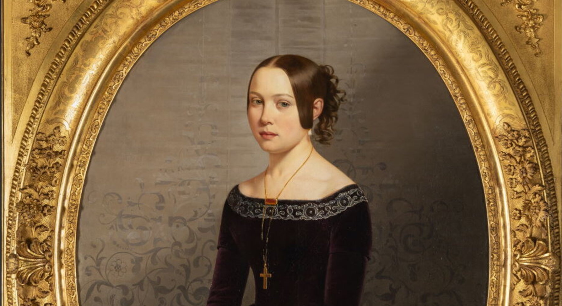 Portrait peint du XIXe siècle de Marie Marguerite Martineau, présenté dans son cadre ovale doré à décor feuillagé sculpté