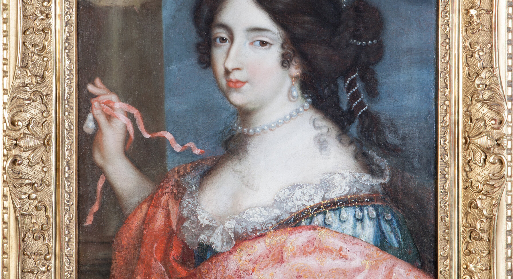 Portrait de Françoise d'Aubigné dans son cadre doré sculpté, sujet tenant un ruban rose, collier de perles